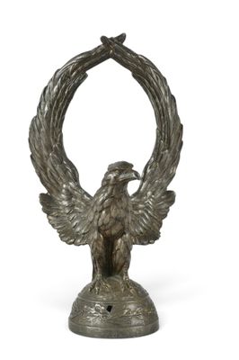 une image représentant une statue d'aigle sur un socle