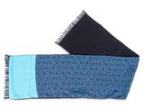 une paire d'écharpes bleues et noires posées l'une sur l'autre