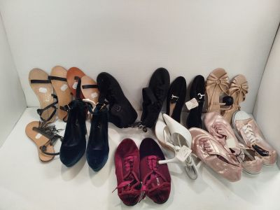 Plusieurs paires de chaussures pour femmes sont alignées en rangée