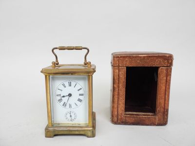 deux petites horloges posées l'une à côté de l'autre sur une table