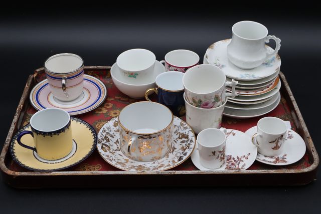 Tasses et soucoupes en porcelaine