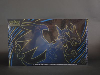 gros plan d'une boîte de cartes pokemon sur une table