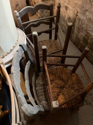 plusieurs chaises disposées les unes à côté des autres dans une pièce