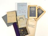 un grand nombre de livres posés sur une table