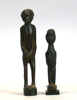 Deux statuettes en bois à patine sombre, l’une Tabwa (?) fig…
