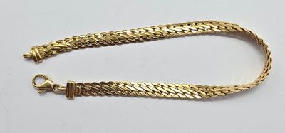un bracelet à chaîne en or avec un fermoir sur fond blanc