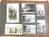 un vieil album photo contenant tout un tas de photos de personnes
