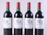 trois bouteilles de vin rouge sont alignées sur une surface blanche