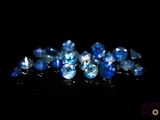 une grappe de saphirs bleus sur un fond noir