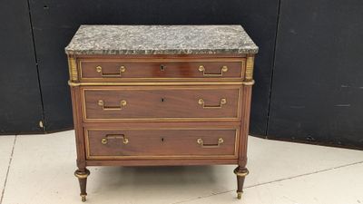 commode ancienne avec dessus en marbre et poignées en laiton