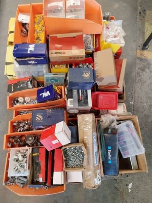 de nombreuses boîtes contenant divers objets éparpillées sur le sol