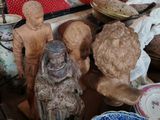 une table sur laquelle se trouvent de nombreux objets différents