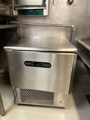 un réfrigérateur en acier inoxydable dans une cuisine professionnelle