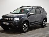 Une Dacia grise est garée dans une pièce au sol en damier