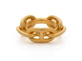 gros plan d'une bague en or sur fond blanc