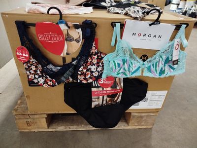 un présentoir de sous-vêtements sur une palette dans un magasin