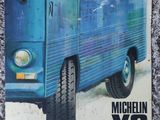 une photo d'une camionnette bleue garée sur le bord de la route