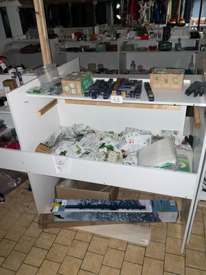 une étagère blanche sur laquelle sont posés de nombreux objets, dans une pièce