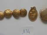 un ensemble de bijoux en or comprenant une montre, un bracelet et une broche