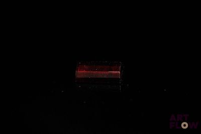 une lumière rouge au milieu d'une pièce sombre