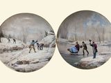 deux assiettes ornées d'images représentant des personnes jouant dans la neige
