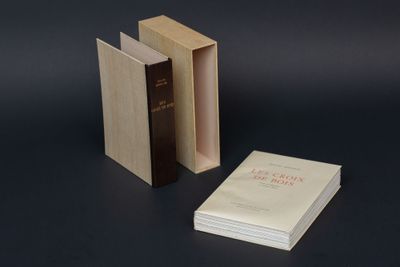 deux livres posés l'un sur l'autre, côte à côte