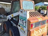 un petit tracteur garé dans un garage