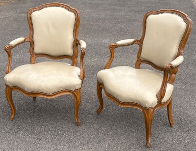 paire de fauteuils de style Louis XV à accoudoirs rembourrés