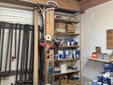 un garage où les étagères regorgent d'outils et de matériel