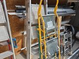 une échelle et un porte-objets dans une pièce où se trouve une échelle