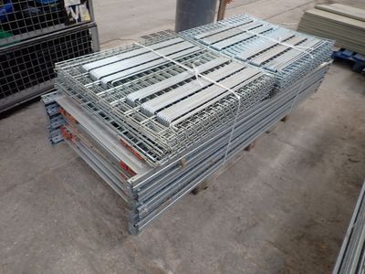 un gros tas de palettes métalliques posées à même le sol