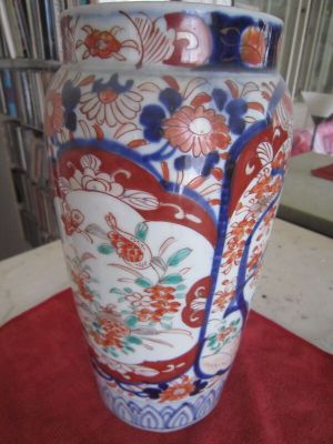 un vase posé sur une table recouverte d'une nappe rouge