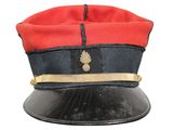 une image représentant un chapeau rouge et noir sur fond blanc