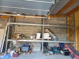 un garage avec de nombreux outils sur les étagères