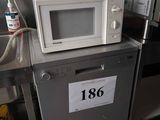 un micro-ondes posé sur un lave-vaisselle dans une cuisine
