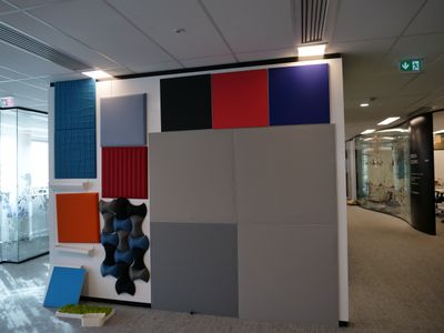une pièce dont l'un des murs est composé de panneaux de différentes couleurs