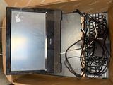 un ordinateur portable dans un carton, avec un clavier et une souris