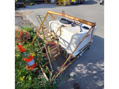 un camion-citerne blanc garé sur le bord de la route