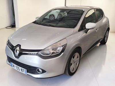 la photo d'une voiture argentée garée dans un garage