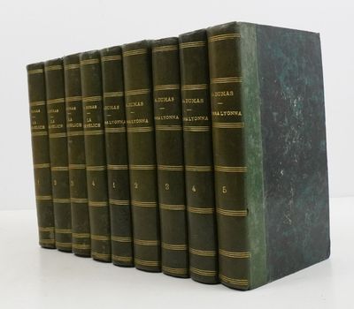 six livres verts alignés les uns à côté des autres sur une surface blanche