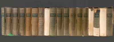 un grand nombre de livres alignés sur une étagère