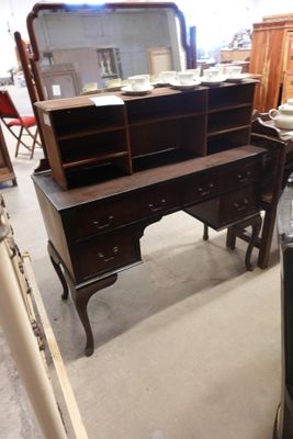un bureau sur lequel est posé un miroir, dans une pièce