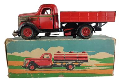 un camion jouet posé sur une boîte