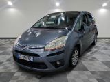 la photo d'une petite voiture garée dans un garage