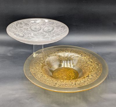 une assiette en verre sur laquelle est posé un bol et une assiette sur laquelle est posé un bol