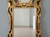 un miroir posé sur le sol d'une pièce