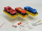 trois petites voitures exposées sur une table