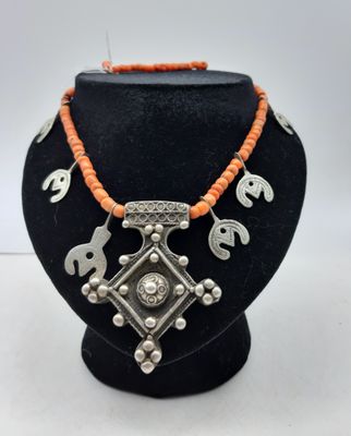gros plan d'un collier sur un présentoir pour mannequin