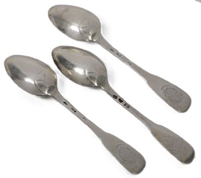 trois cuillères en argent et une cuillère décorée