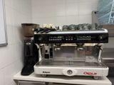 une machine à café posée sur le plan de travail d'une cuisine